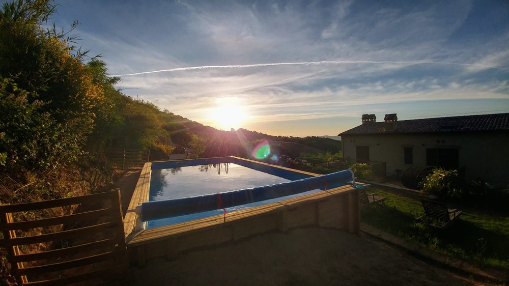 Von der Wohnung über die Terrasse und Liegewiese in den Pool - besonders unsere kleinen Gäste finden Gefallen daran.